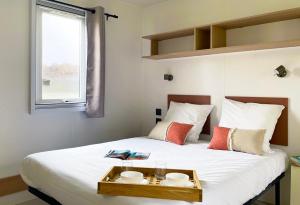 Postel nebo postele na pokoji v ubytování Camping Les Portes de Sancerre