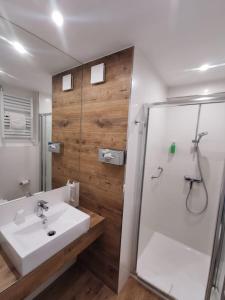 łazienka z umywalką i prysznicem w obiekcie Gold Hotel w mieście Złotoryja +37 zdjęć