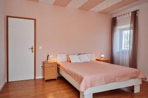 Postel nebo postele na pokoji v ubytování Rooms Emilija + 17 fotografií