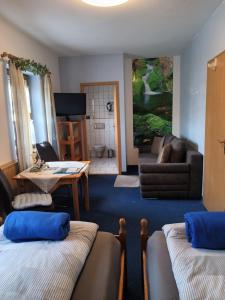 Zimmer mit 2 Betten und einem Wohnzimmer in der Unterkunft Gästehaus Schirner in Niederau