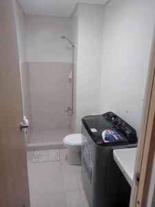 Ett badrum på Impeccable 2-Bed Apartment in Quezon City
