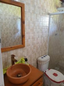 uma casa de banho com um lavatório de madeira e um chuveiro em Casa p fim de semana em Urupema