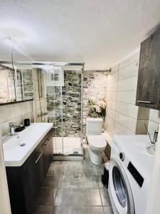 uma casa de banho com um chuveiro, um WC e um lavatório. em eliTe deluxe residence em Kavala