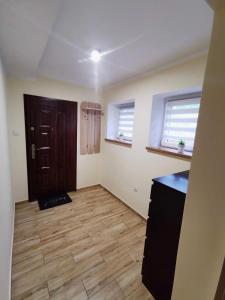una stanza vuota con una porta e un pavimento in legno di Apartament położony u podnóża Gór Bardzkich a Bardo