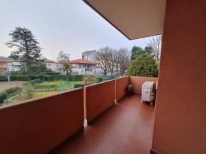 un balcon vide avec vue sur un parc dans l'établissement Appartamento La finestra sul Parco, à Dalmine