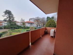 an empty balcony with a view of a park at Appartamento La finestra sul Parco in Dalmine