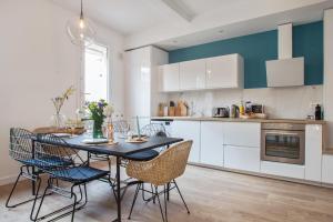 kuchnia ze stołem i krzesłami w pokoju w obiekcie Loft L'Escale - 3 étoiles - Welkeys w mieście La Ciotat +3 zdjęcia