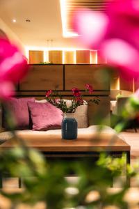 un jarrón con flores en una mesa en una habitación en Hotel Starkenberg, en Scena
