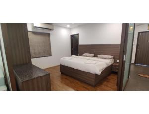 Кровать или кровати в номере Aarju Luxurious Stay Calangute