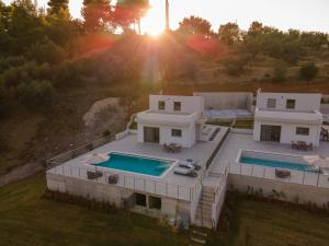 - une vue aérienne sur une maison avec 2 piscines dans l'établissement Plataria Sunrise Resort, à Plataria