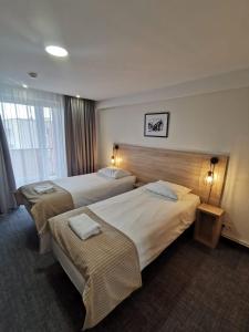 pokój hotelowy z dwoma łóżkami i oknem w obiekcie Gold Hotel w mieście Złotoryja