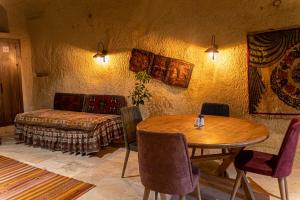 ein Wohnzimmer mit Tisch und Couch in der Unterkunft feris cave hotel in Ürgüp