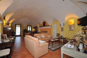 a living room with a couch and a table at B&B Casa Camilla - Affitti Brevi Italia in Niella Tanaro