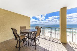 ein Balkon mit Tisch und Stühlen und dem Meer in der Unterkunft Summer House 1105A in Orange Beach