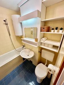 A bathroom at Apartment Anka