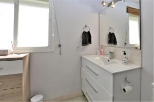 Et badeværelse på Estepona Centre Apartment PUCCINI + 16 billeder