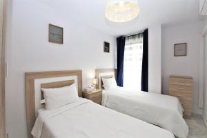 En eller flere senge i et værelse på Estepona Centre Apartment PUCCINI