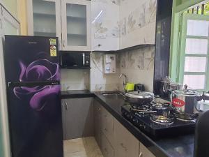 een keuken met een fornuis met potten en pannen erop bij OSI Apartments Khar West in Mumbai