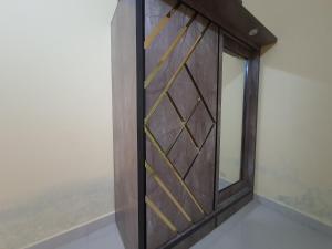 een houten deur met een raam in een kamer bij OSI Apartments Khar West in Mumbai