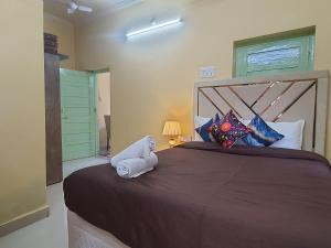 Un dormitorio con una cama grande con toallas. en OSI Apartments Khar West, en Bombay 134 fotos más