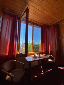 um quarto com uma mesa e cadeiras e uma janela em Malvy hotel em Truskavets