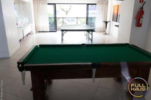 una mesa de billar en el medio de una habitación en Landscape Flat Charmoso Condomínio na Beira Mar, en Fortaleza