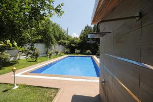 una piscina en el patio trasero de una casa en GARDEN OTEL AMASYA, en Amasya