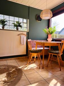- une salle à manger avec une table et deux chaises dans l'établissement "Ohuus" Ferienwohnung mit eingezäuntem Garten, à Büsum