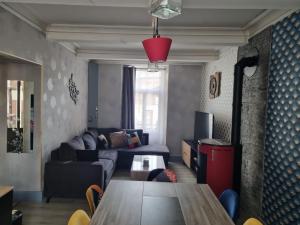 ein Wohnzimmer mit einem Sofa und einem Tisch in der Unterkunft Maison la vague in Meyrueis