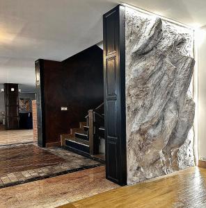 una gran pared de mármol en un pasillo con una escalera en Transilvania Mansion en Brasov