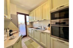 Kuchyň nebo kuchyňský kout v ubytování Giovines Home - Happy Rentals
