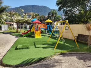 um parque infantil com escorrega e um baloiço em Porto Marina Mont Blanc Resort II em Mangaratiba