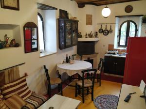 salon ze stołem i kuchnią w obiekcie xenios Z rustic rural cottage w mieście Karídhion
