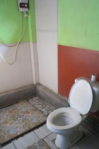 a bathroom with a toilet in a room at Samaki Guesthouse - Tad Lo in Ban Donkhagnoung