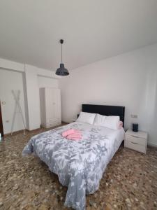 een slaapkamer met een bed met roze handdoeken bij Casa Conce in Riópar