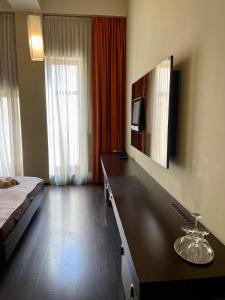 a hotel room with a bed and a tv on the wall at Apartmán na Hlavnej ulici in Košice