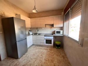 een keuken met een roestvrijstalen koelkast en een raam bij Casa Conce in Riópar