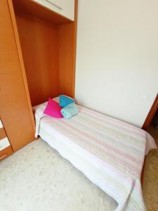 a small bedroom with a bed with two pillows on it at Apartamento La Viñuela in Córdoba