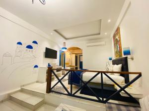um quarto com uma cama e um mural de parede em Ananda Resorts em Srī Niketan