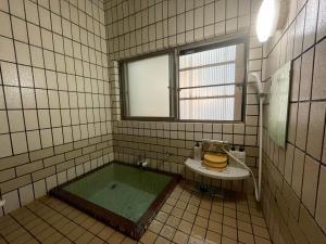 Kamar mandi di Sakaenoyu Ryokan