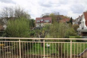 einen Zaun vor einem Hof mit Häusern in der Unterkunft Biopension Satya in Offenburg