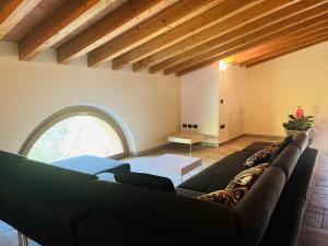 a living room with a couch and an arched window at Il borgo fra i laghi in Monzambano