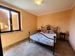 a bedroom with a bed and a window at Il borgo fra i laghi in Monzambano
