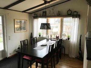 una sala da pranzo con tavolo e sedie neri di Nice holiday home in Tallbacken outside Ljungby a Bolmstad
