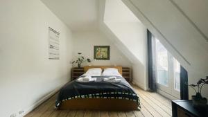 sypialnia z dużym łóżkiem na poddaszu w obiekcie ApartmentInCopenhagen Apartment 298 w Kopenhadze