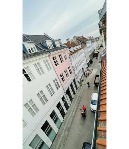 una vista aérea de una calle de la ciudad con edificios en ApartmentInCopenhagen Apartment 298, en Copenhague