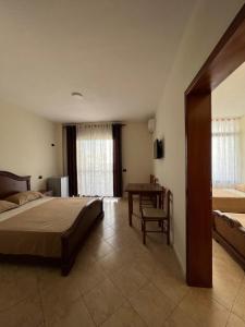 una camera da letto con un letto e un tavolo di Hotel Antik a Golem