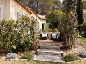un jardín con un conjunto de escaleras que conducen a una casa en Villa familiale - Proche Aix en Provence en Ventabren