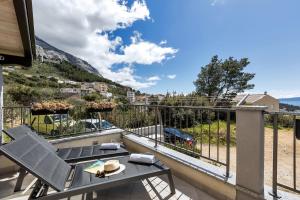a patio with a table and chairs on a balcony at Apartman GLOW in Makarska
