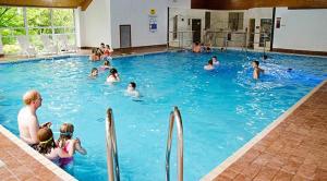 un grupo de personas en una piscina en Lakeside 4 Lodge en Windermere